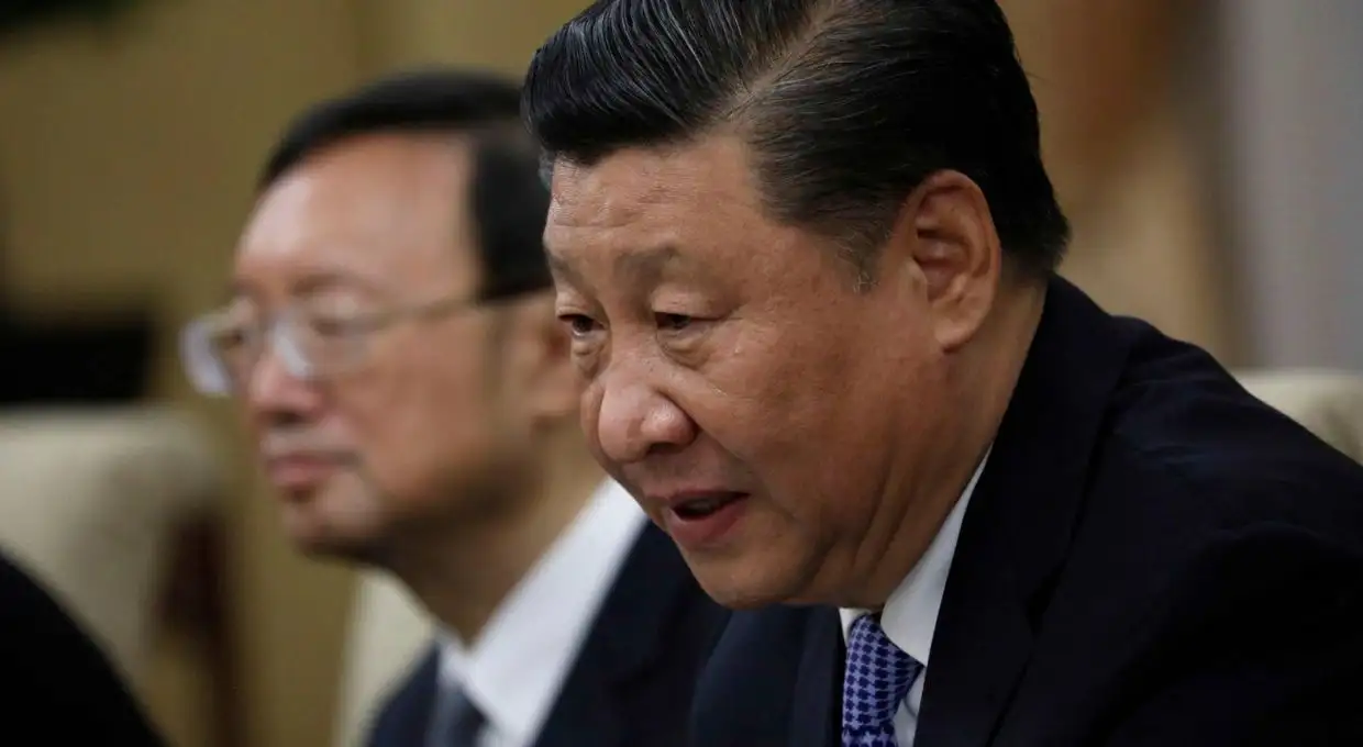 China expulsa a tres periodistas por una columna racista