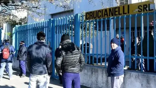 La autopartista Crucianelli cerró sin aviso en Córdoba y dejó empleados en la calle (Foto: La Voz)