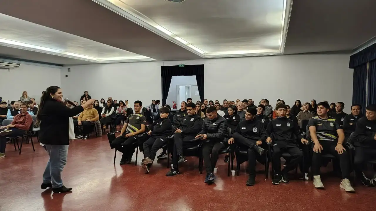 La charla contó con muy buena asistencia.