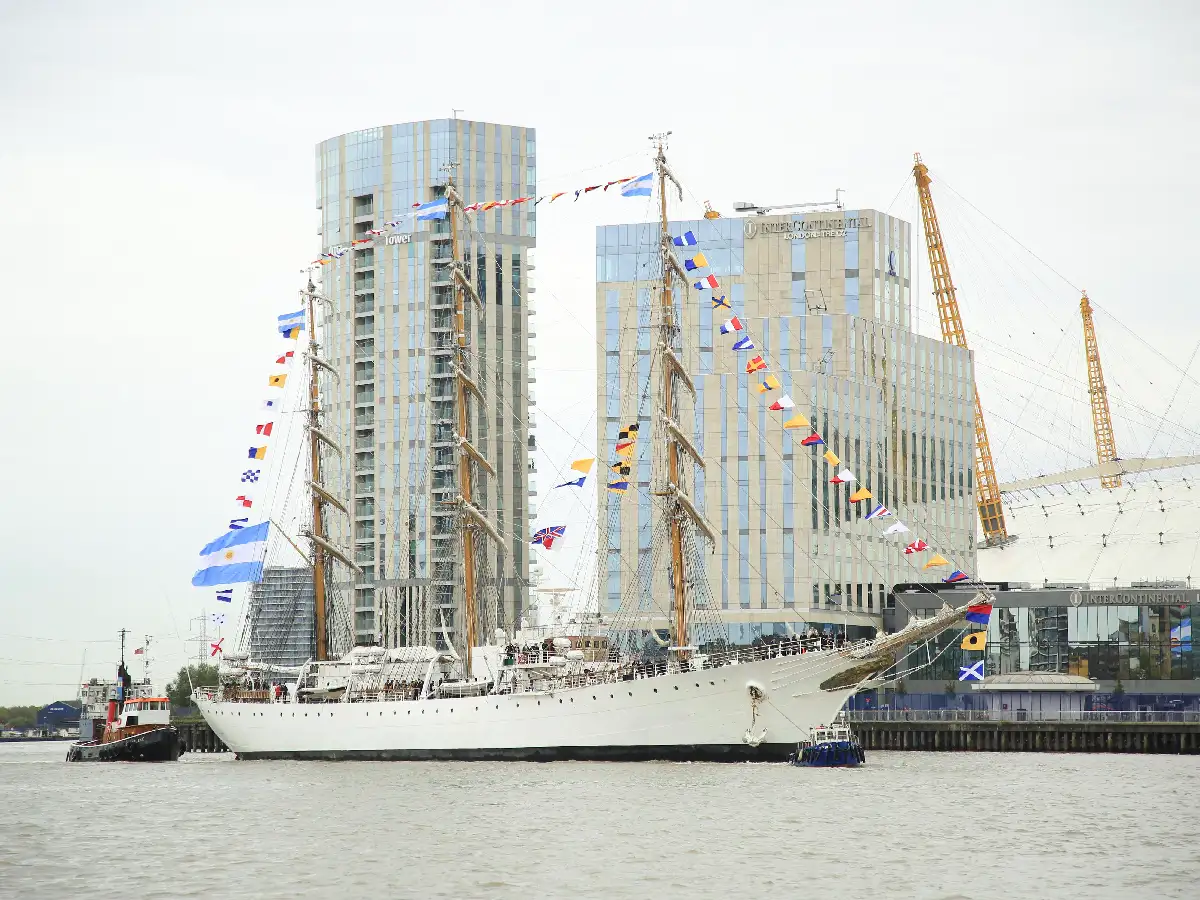 La Fragata Libertad ancló en Reino Unido tras 17 años de no amarrar en el puerto de Londres