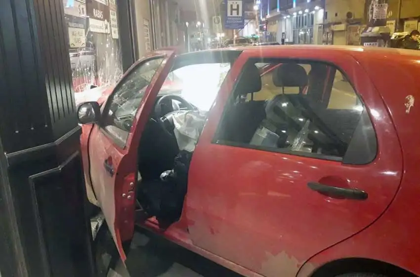 Chocó contra la vidriera de un comercio y se fugó