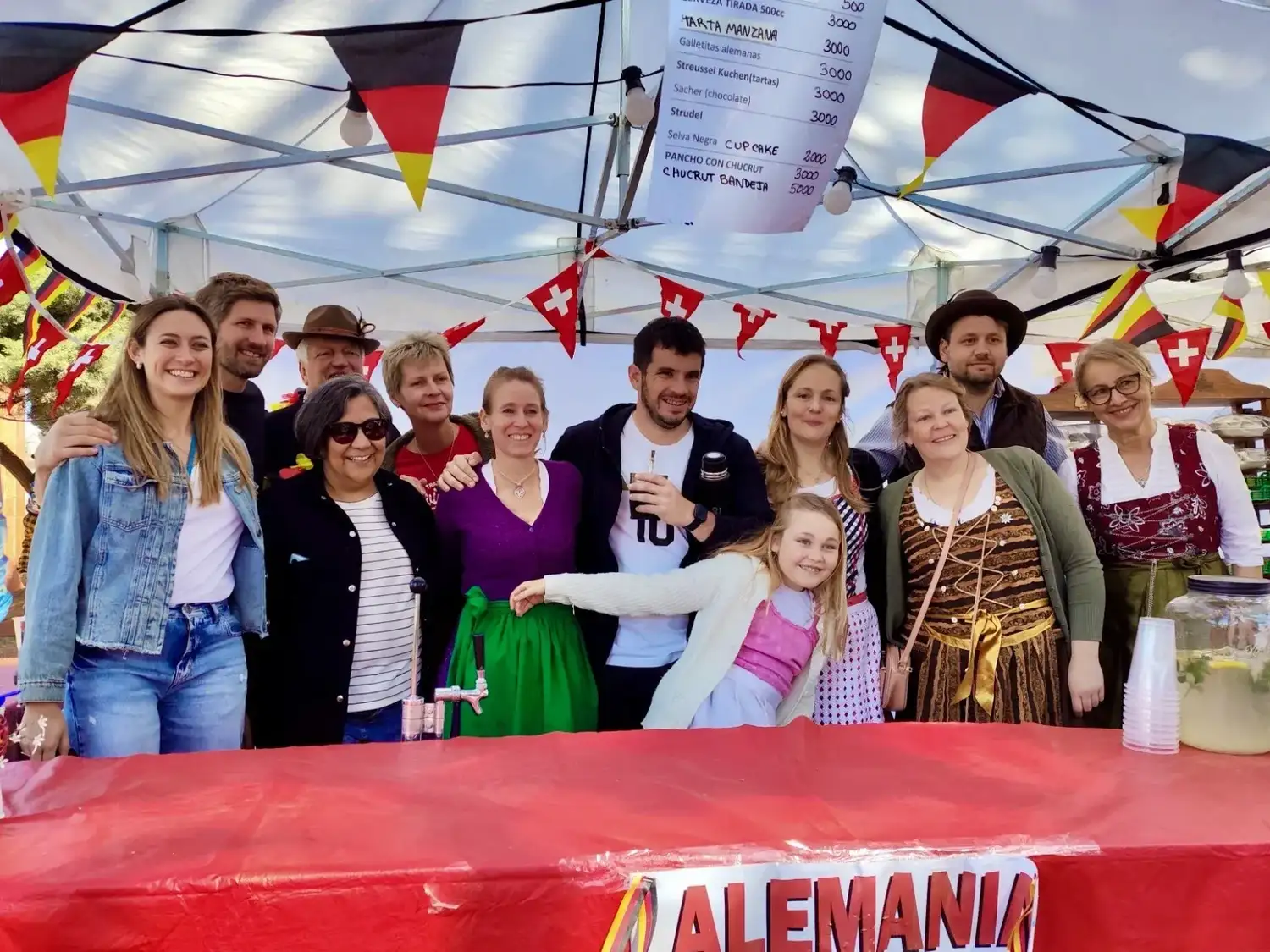 El intendente Chiarella y colaboradores en el stand de Alemania, durante la última edición de la Feria de las Colectividades. Foto: MVT