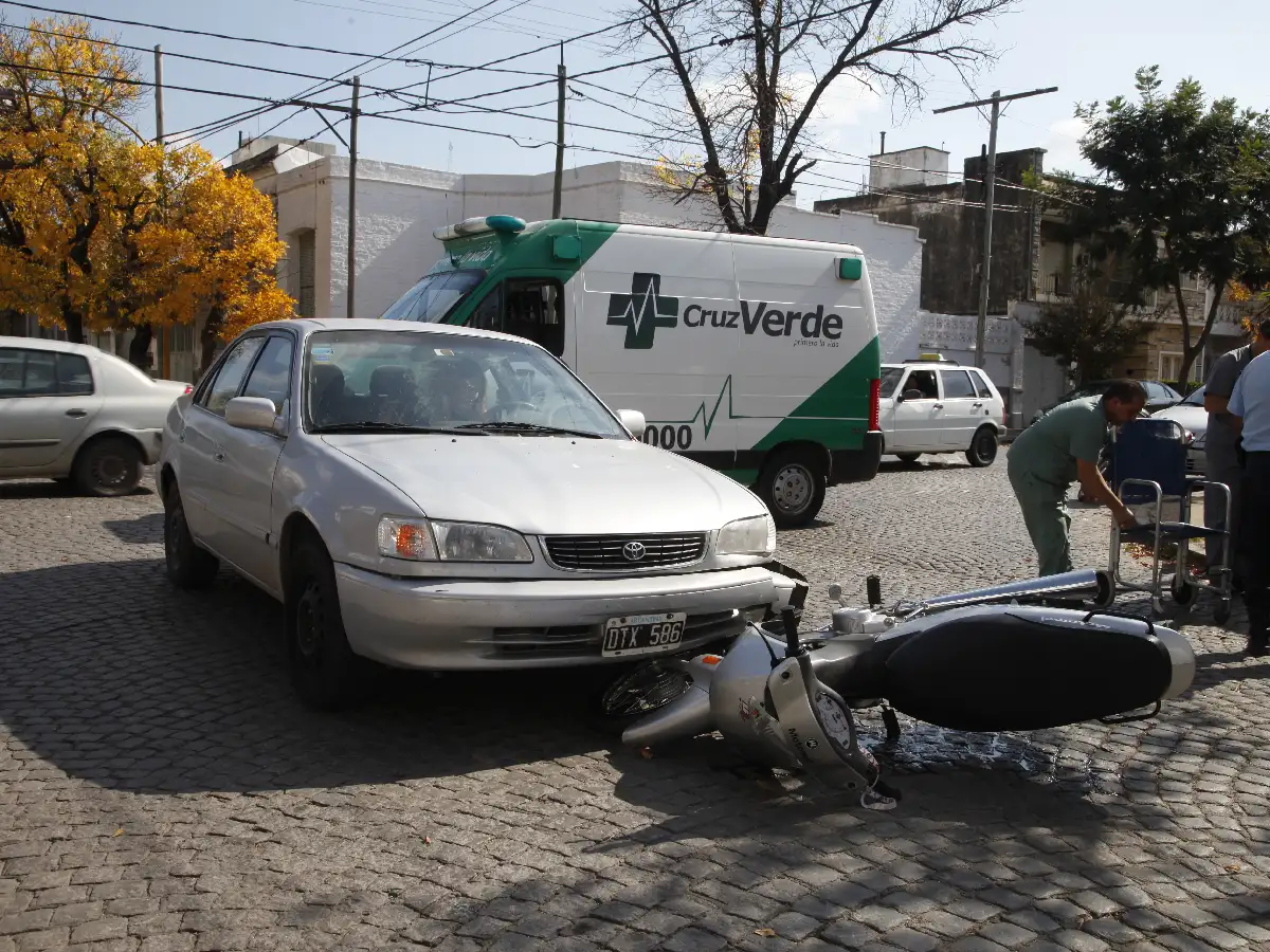 Dos accidentes entre auto y moto, en el mediodía de hoy