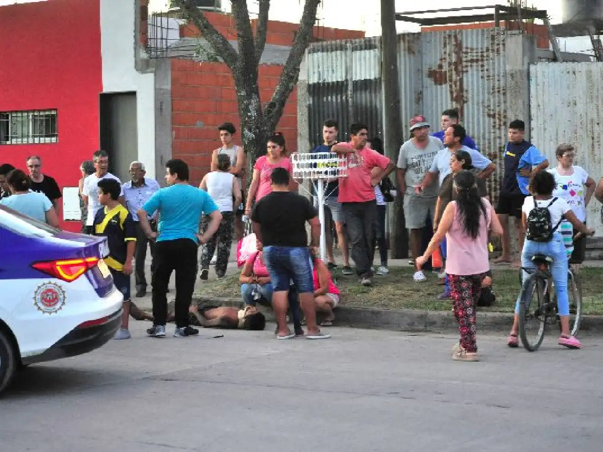 Motociclistas heridos al chocar con un auto en barrio Sarmiento