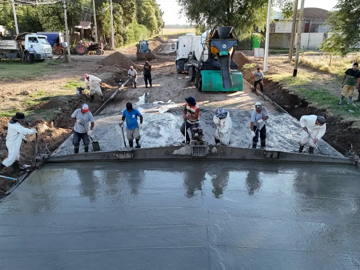 Cuadrillas municipales en la intervención de calle Valdez.
