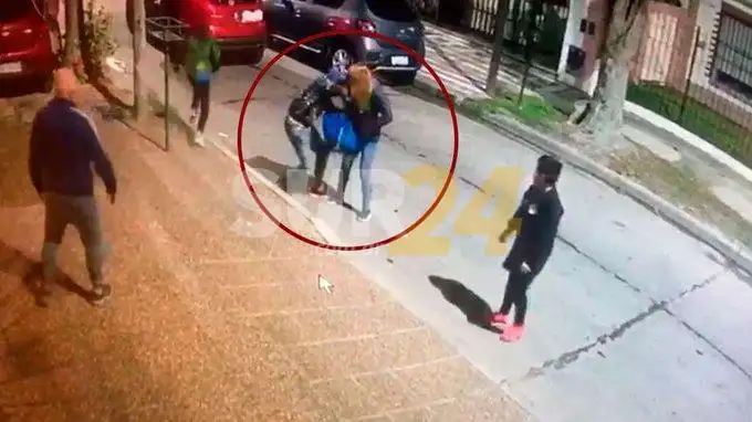Impactante: golpearon a un menor, atacaron a sus abuelos y se llevaron el auto en 50 segundos