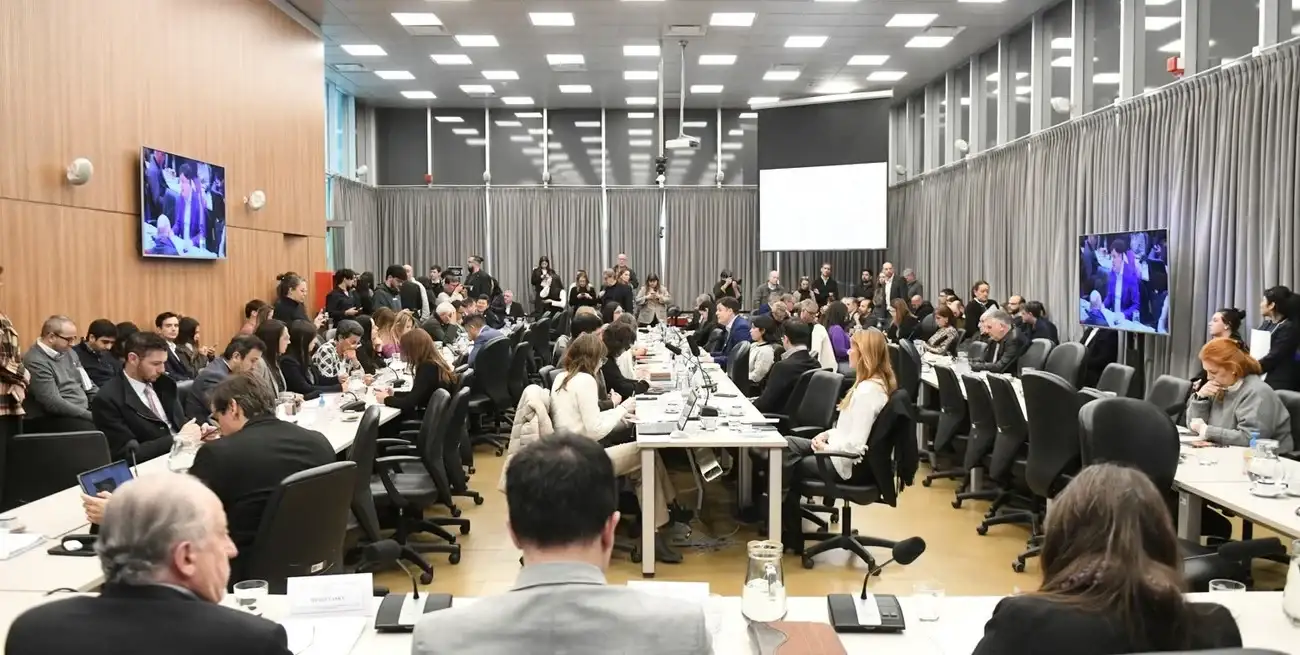 Las comisiones de Finanzas y Defensa del Consumidor buscan dictamen para diversas iniciativas de regulación al crédito, ante el riesgo de encarecer o restringir el financiamiento personal.