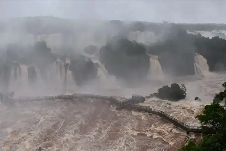 El aumento del caudal obligó a suspender las visitas a la Garganta del Diablo.