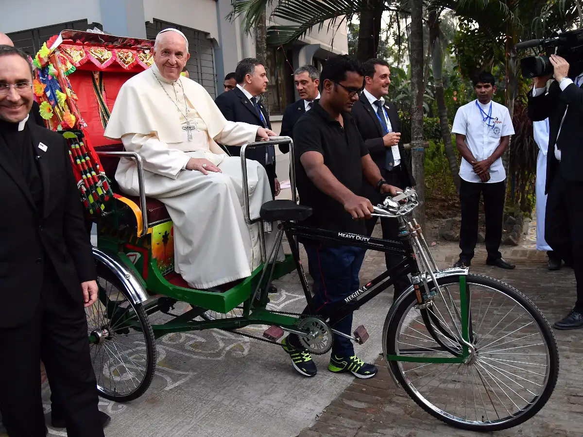 "La presencia de dios también se llama Rohingya", dice el Papa junto a refugiados en Bangladesh