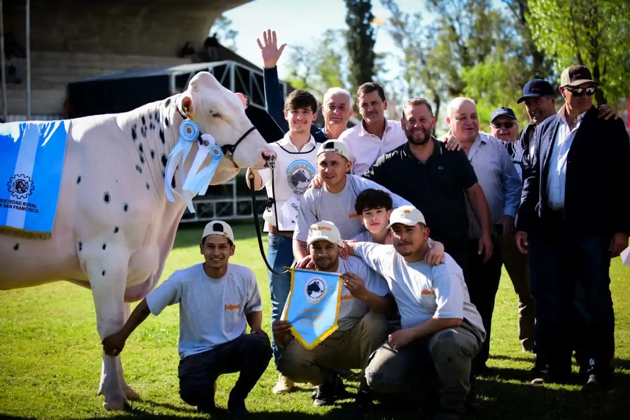 El título de Gran Campeón Macho Holando Argentino quedó en manos del expositor San Santiago, Daniela Borgogno y Oscar Cameranesi.