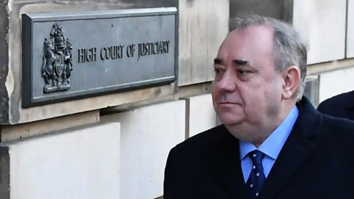 Exministro principal de Escocia acusado de 14 delitos sexuales