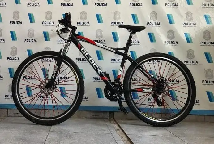 El sujeto intentó sustraerle la bicicleta que se encontraba apoyada en un árbol sin candado.