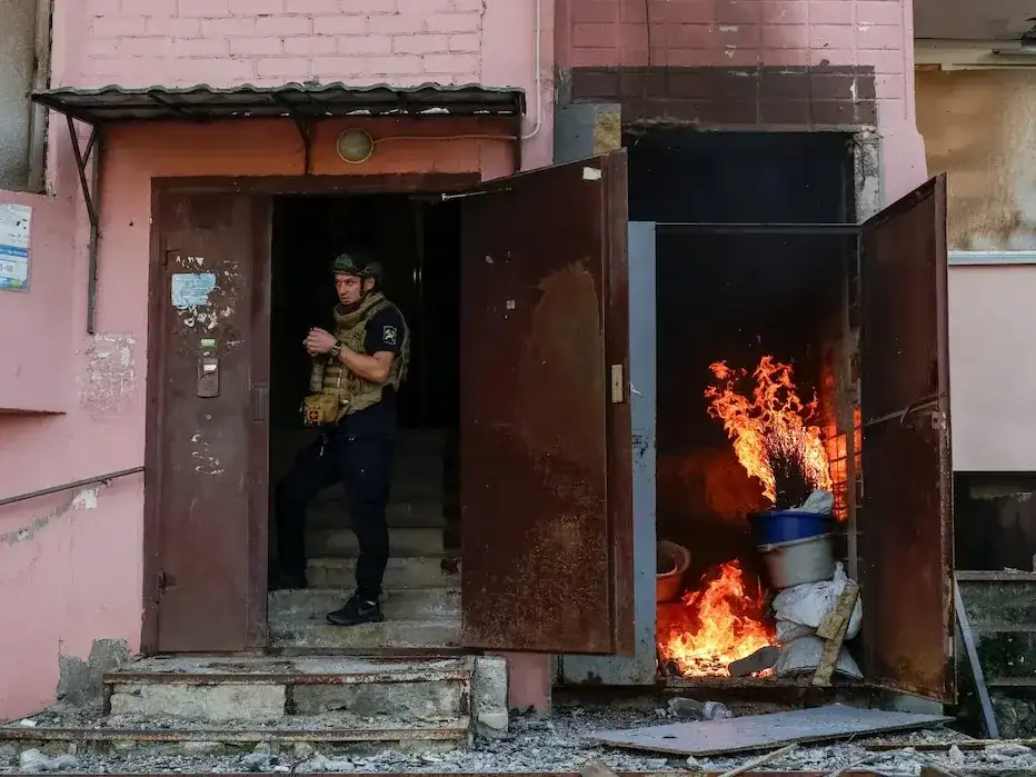 Rescatistas trabajan en Kharkiv tras los ataques denunciados por Ucrania contra viviendas e instalaciones energéticas.