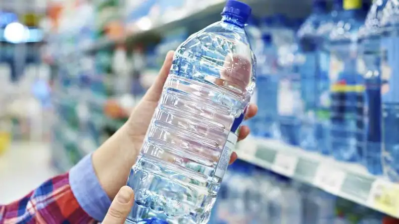 Se prohibió la venta de un agua mineral, leche en polvo, un aceite y dulces regionales