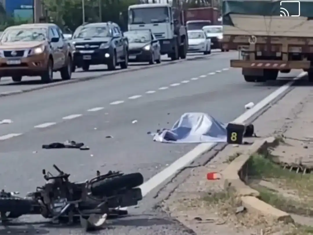 Trágico accidente en Venado Tuerto con un motociclista fallecido. Crédito: Radio Jota.