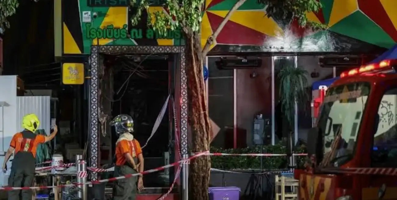 Bomberos y peritos trabajaron en el lugar para determinar cómo se inició el incendio.