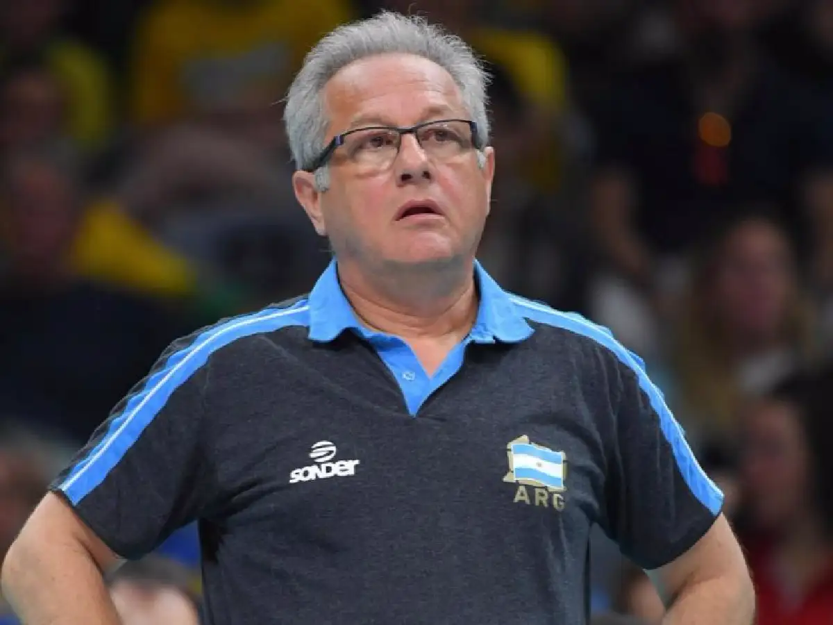 Velasco, anunció su retiro como entrenador de voley a los 67 años