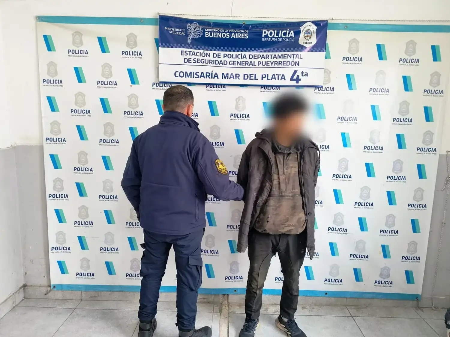El hombre fue aprehendido cuando intentaba cortar cableado de fibra óptica en un poste de Libertad y Neuquén.