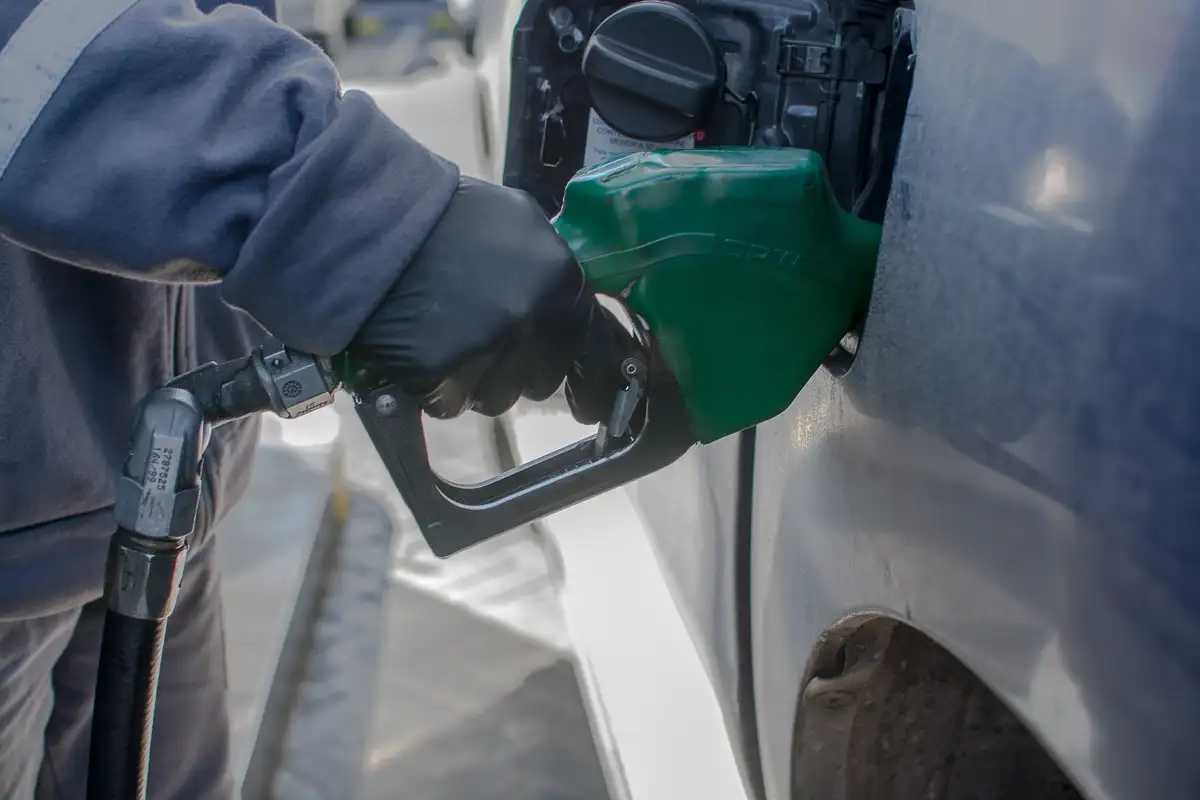 Naftas: las petroleras adelantaron una semana la suba del 4,5% de julio