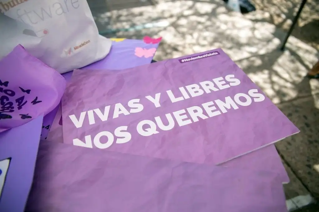 La acción busca prevenir situaciones de acoso sexista, a través de una señal no verbal de alarma, que se establezca por convención. Foto: Archivo