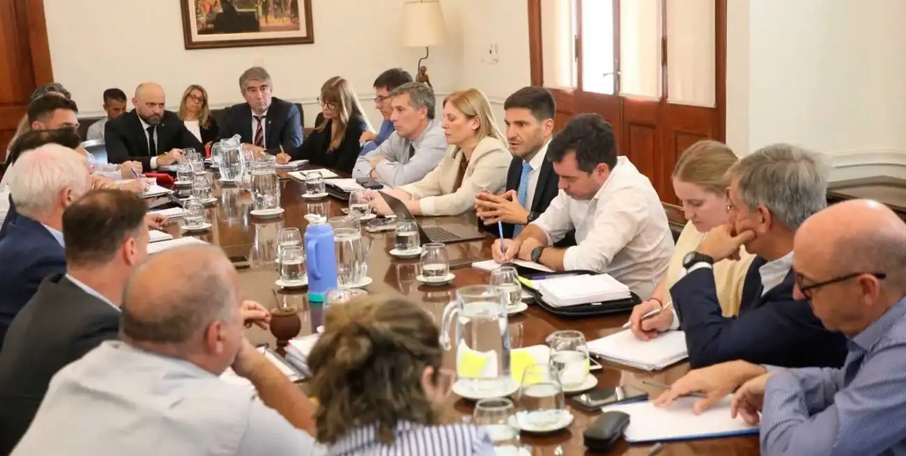 Pullaro y su gabinete, conformado por los distintos sectores de Unidos.