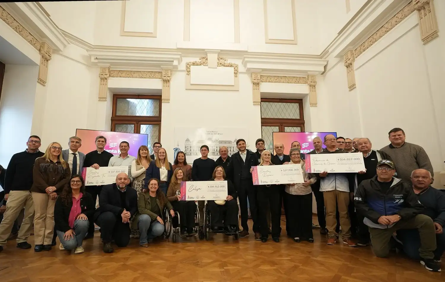 Pullaro junto a autoridades y representantes de instituciones sociales durante el acto de entrega de fondos recaudados en los Juegos Suramericanos en la provincia de Santa Fe.  Foto: GSF