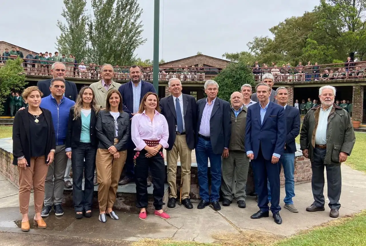 Florito, Pichetto y Reutemann visitaron la primera escuela agroecológica del país