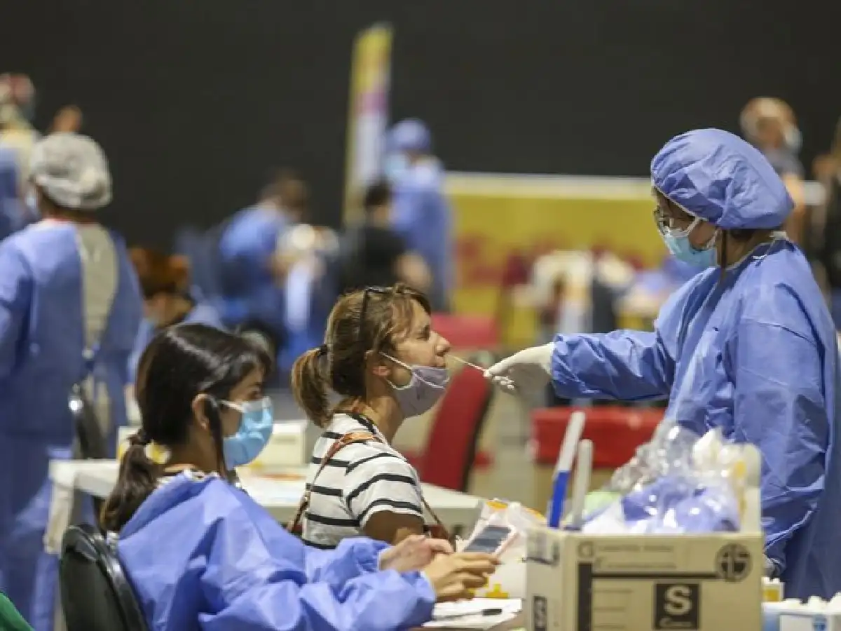 Los casos de Covid-19 bajaron un 20% en una semana: 42.227