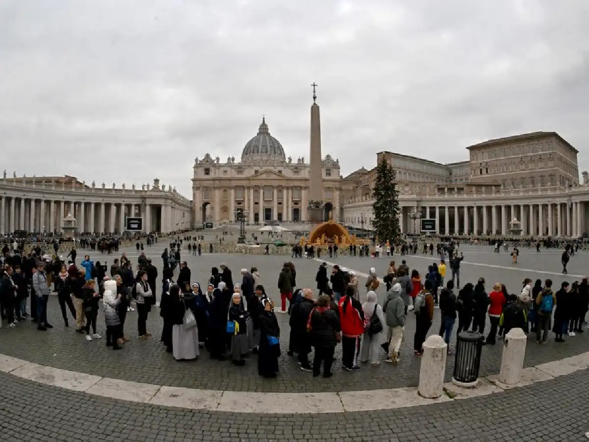 Una multitud de fieles le rindieron homenaje a Benedicto XVI