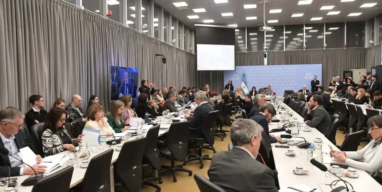 El oficialismo busca derogar la indexación en las asignaciones sociales, mientras la oposición advierte sobre el riesgo de perder poder adquisitivo en la niñez si se elimina el cálculo indexado en las asignaciones.