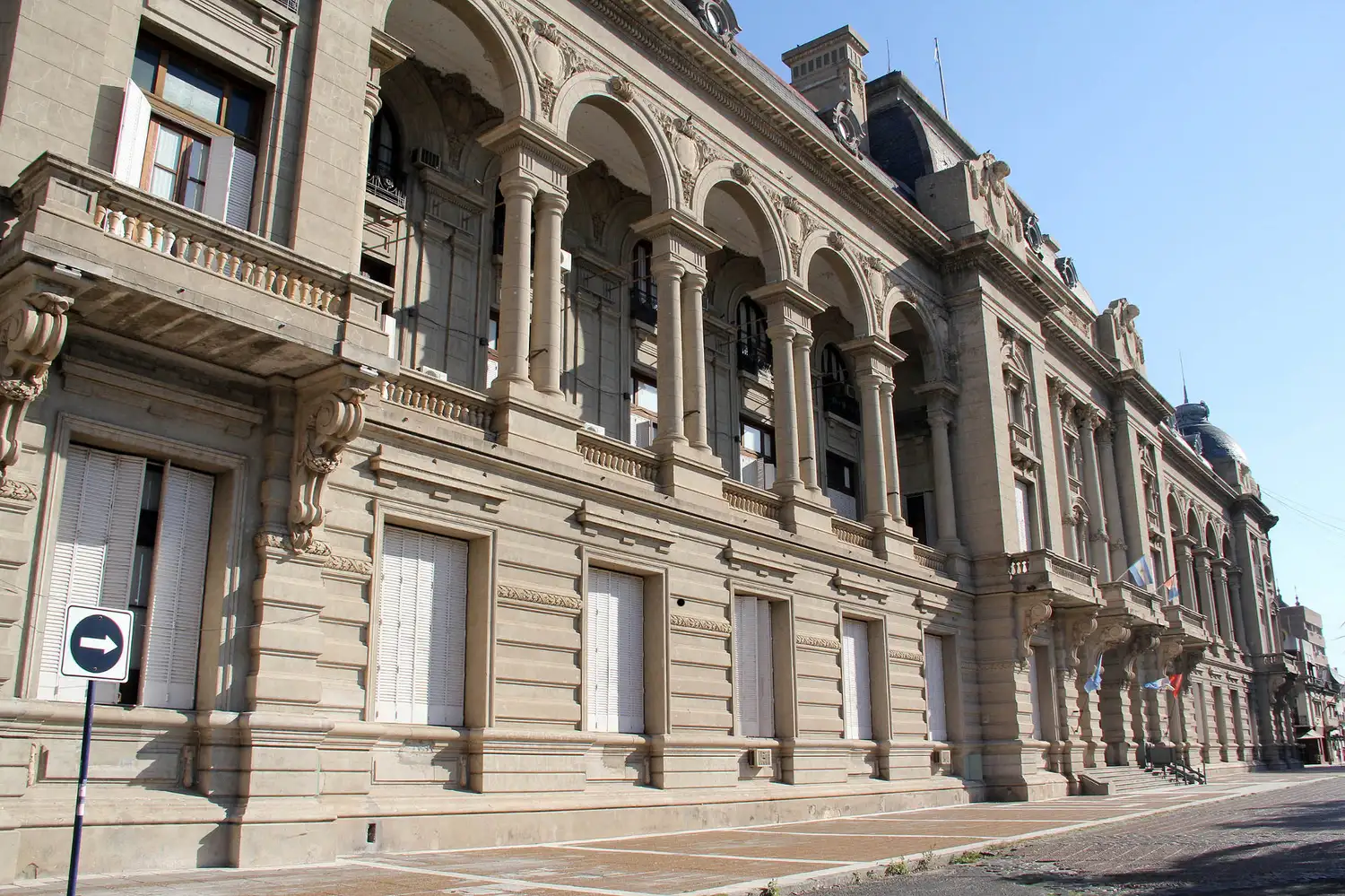 La provincia aumentó las transferencias a municipios y comunas