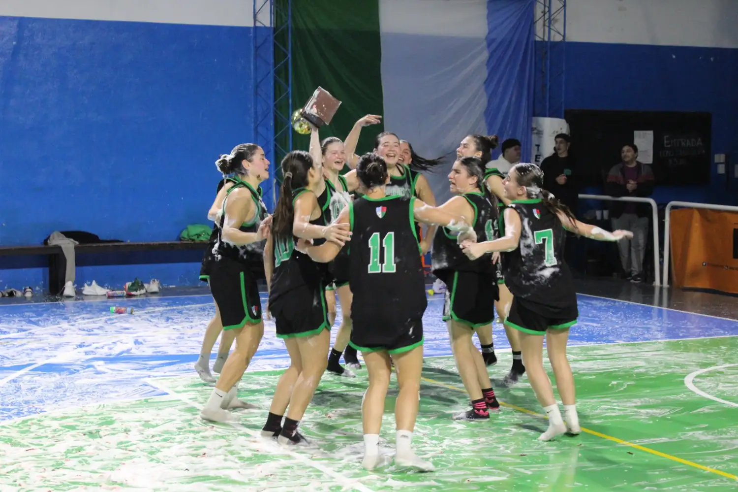 Por segundo torneo consecutivo, Ciudad venció a Centenario y festejaron su tercer título al hilo. Foto: Javier Calvi.