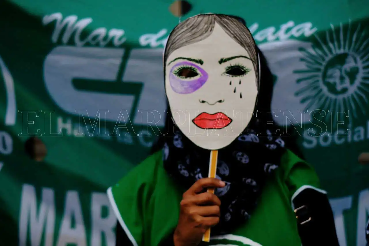 El femicidio de Verónica Martínez puso el foco en la falta de medidas de contención para las víctimas tras la eliminación de los organismos públicos.