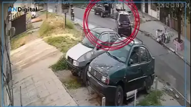 Huaranca estacionando su auto en la puerta del comercio, donde bajó y se dirigió a abrir el baúl y fue embestido.