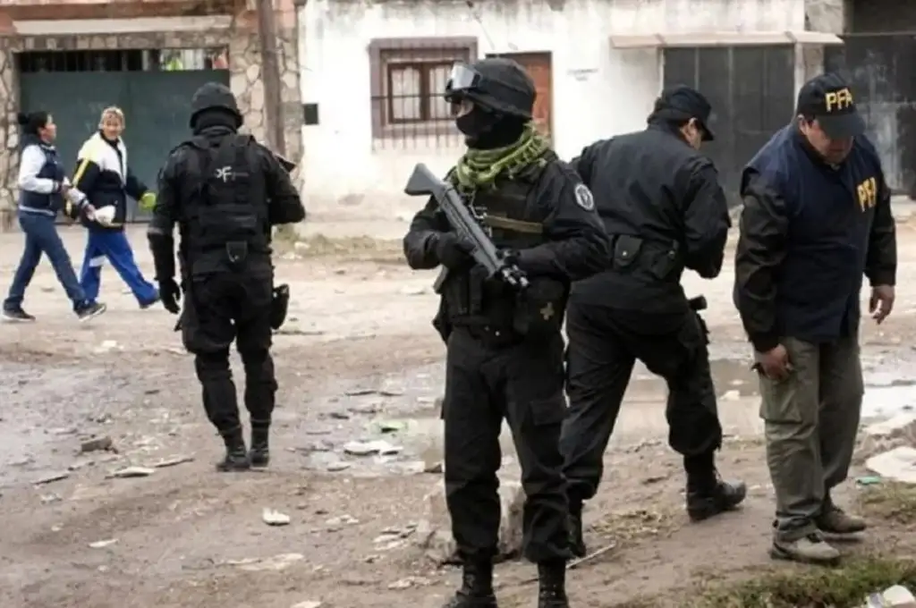Violaban a sus hijos y subían los videos a internet: detuvieron a los macabros padres en Mendoza