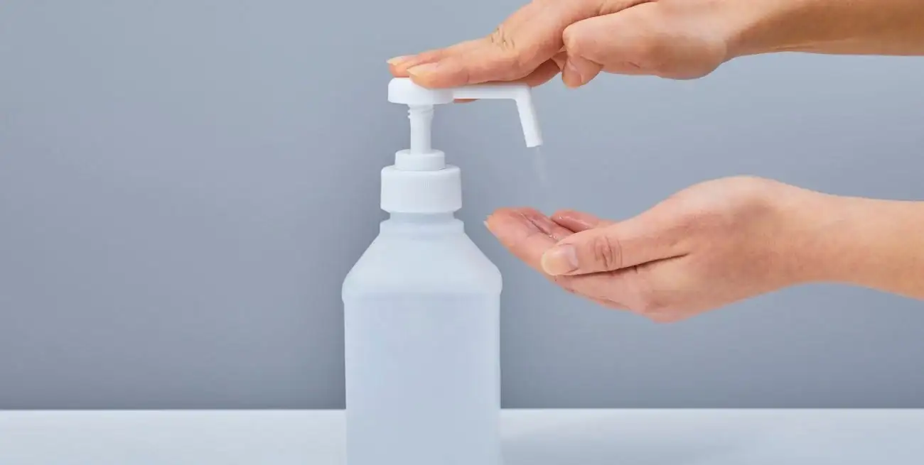 Alcohol sanitizante para manos y piel.