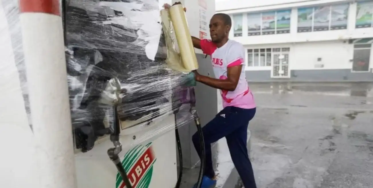 Un trabajador envuelve un surtidor mientras el huracán Melissa se acerca a Jamaica este lunes.