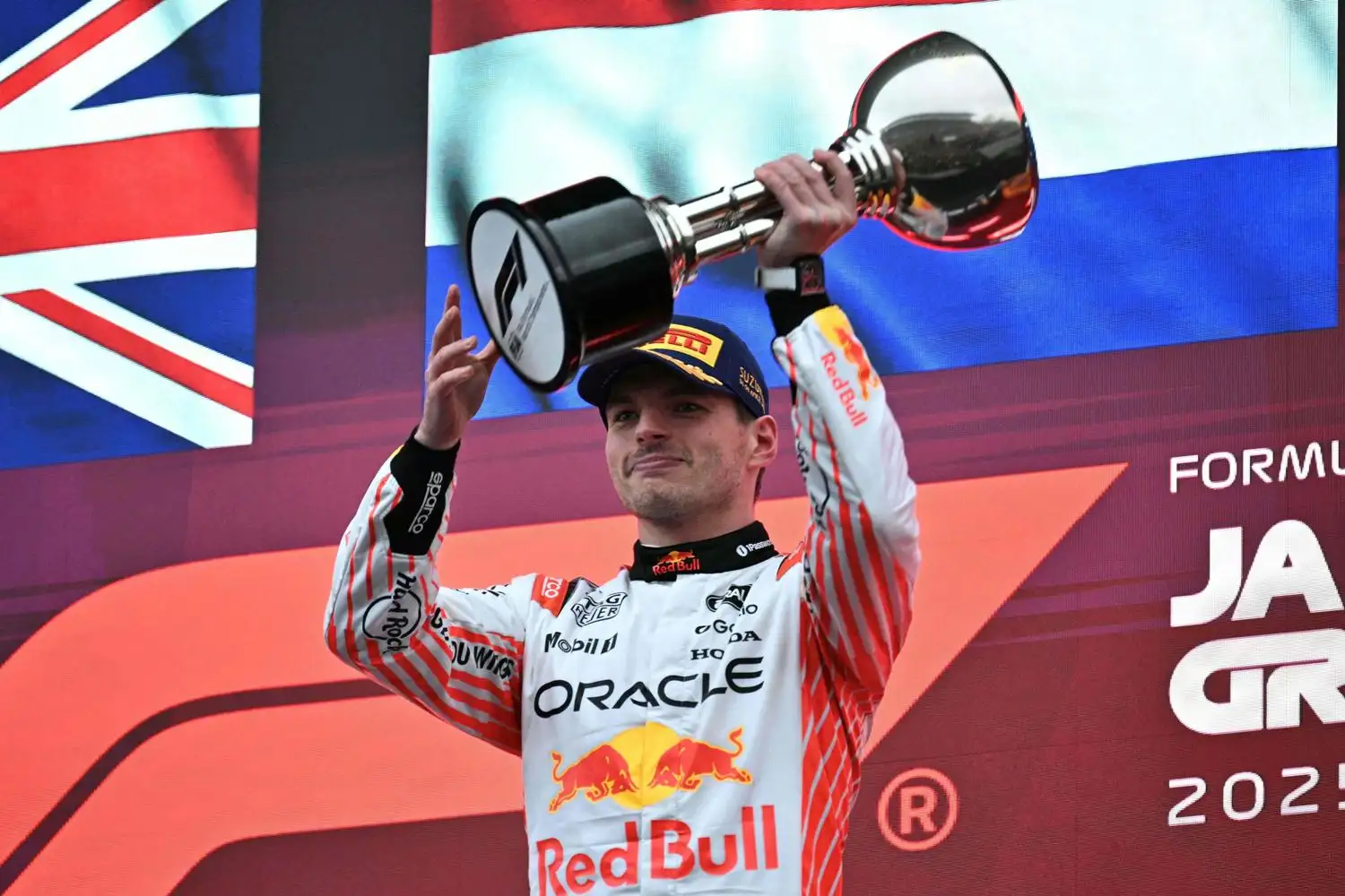 Max Verstappen alzando el trofeo en Japón.