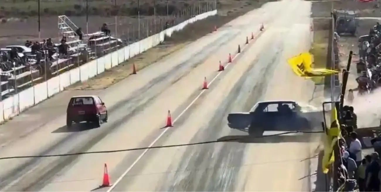 Un Chevrolet 400 perdió el control y chocó contra las gradas.