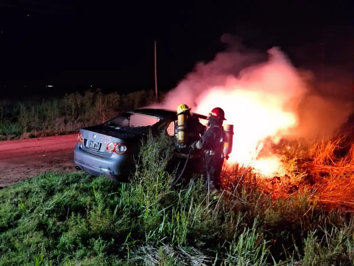 Los bomberos tratando de controlar el incendio.