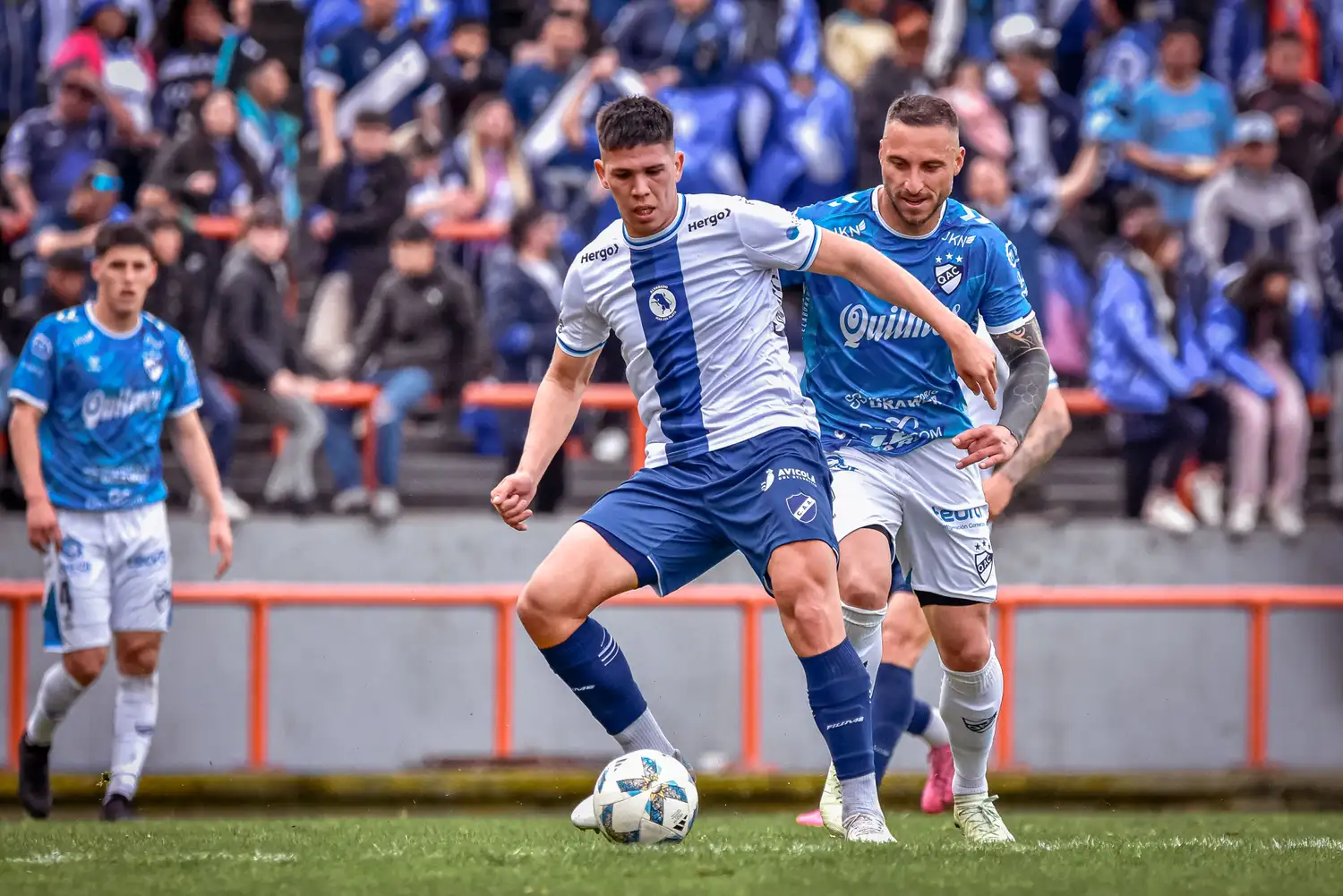 Lucas Monzón con la pelota en sus pies