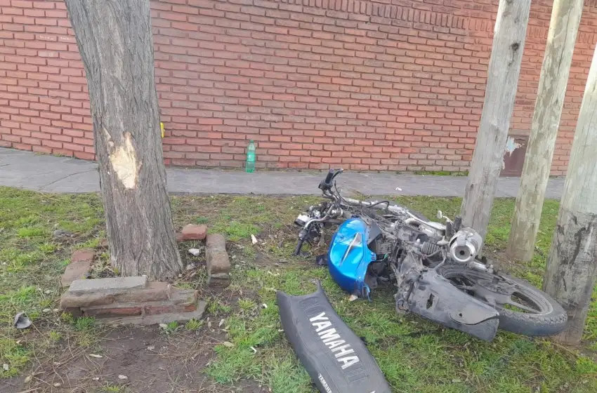 Perdió el control de su moto y chocó contra un árbol