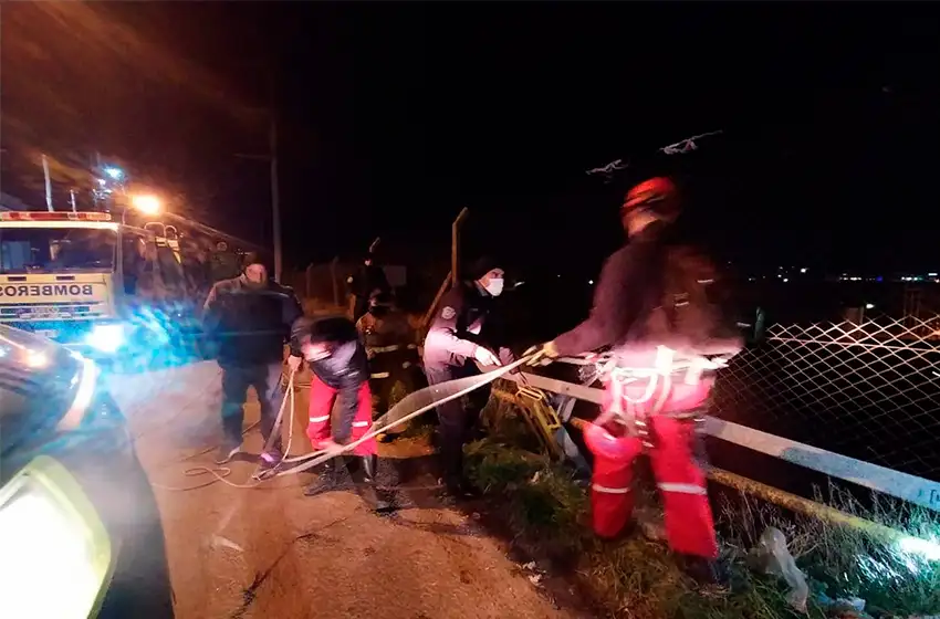 Dramático rescate de una pareja que cayó en la cantera del puerto