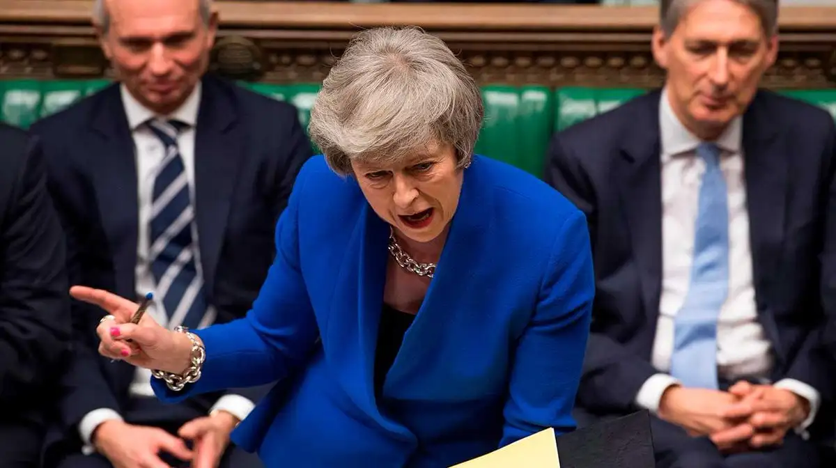 Theresa May sigue en el cargo tras el rechazó de censura