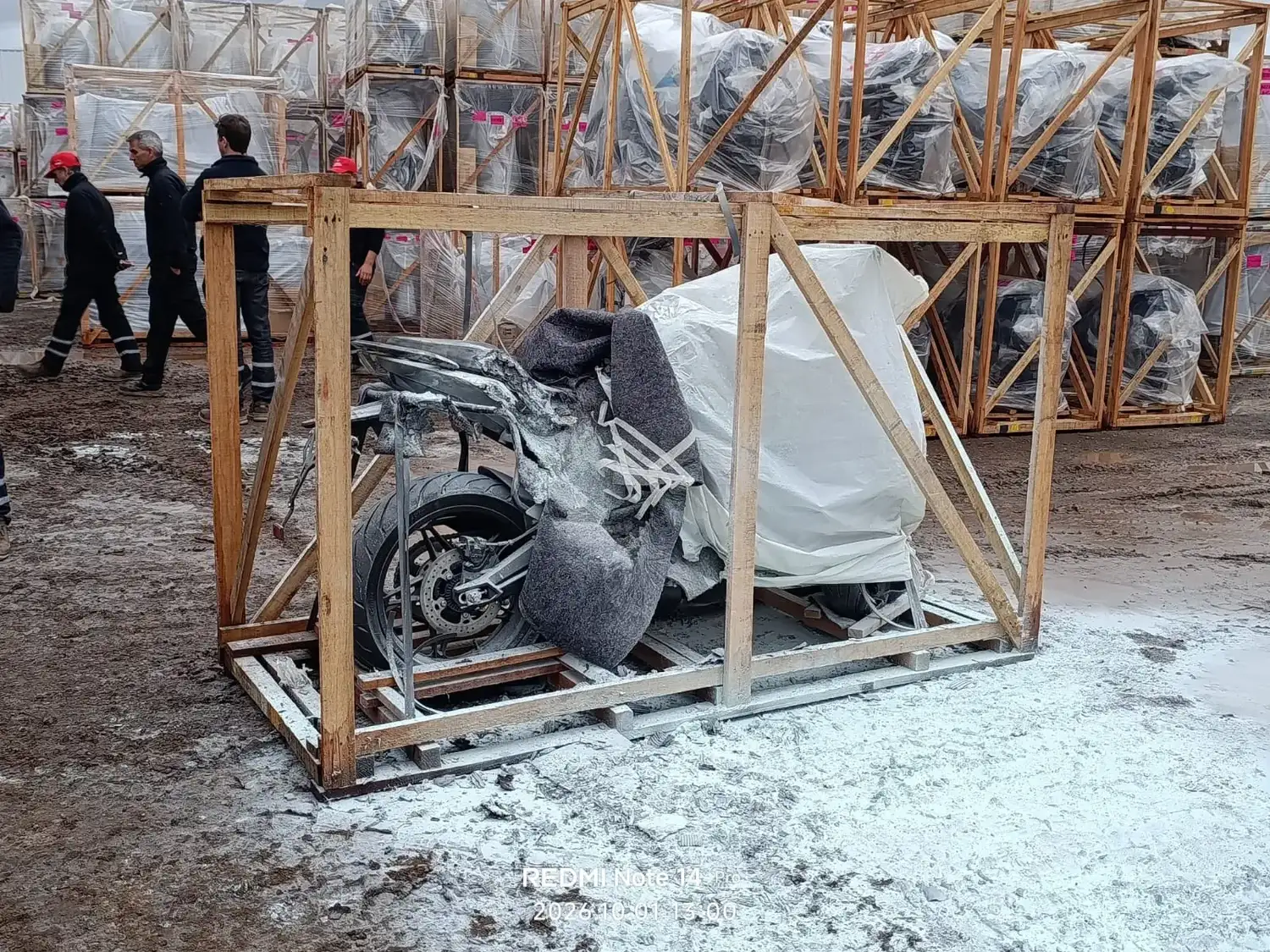 La moto completamente afectada por las llamas.