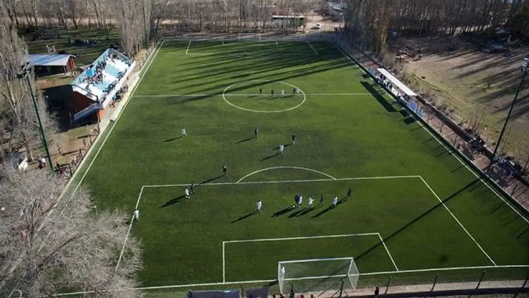 La cancha de su estadio es de césped sintético.