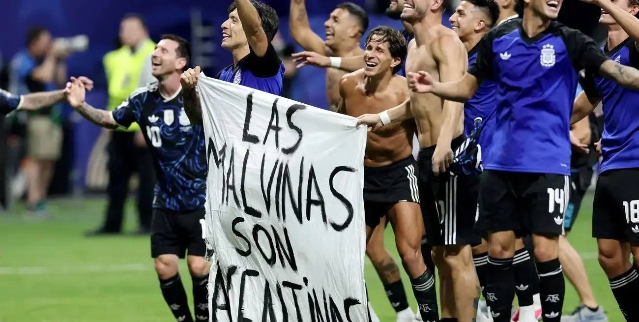Argentina, a lo campeón, con un equipo de guapos en la tierra y Diego en el cielo. Foto: Reuters