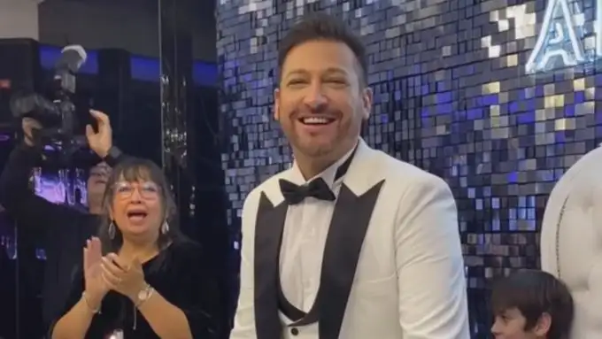 El propio cantante, intentó apagar las críticas ofreciendo su versión de los hechos.