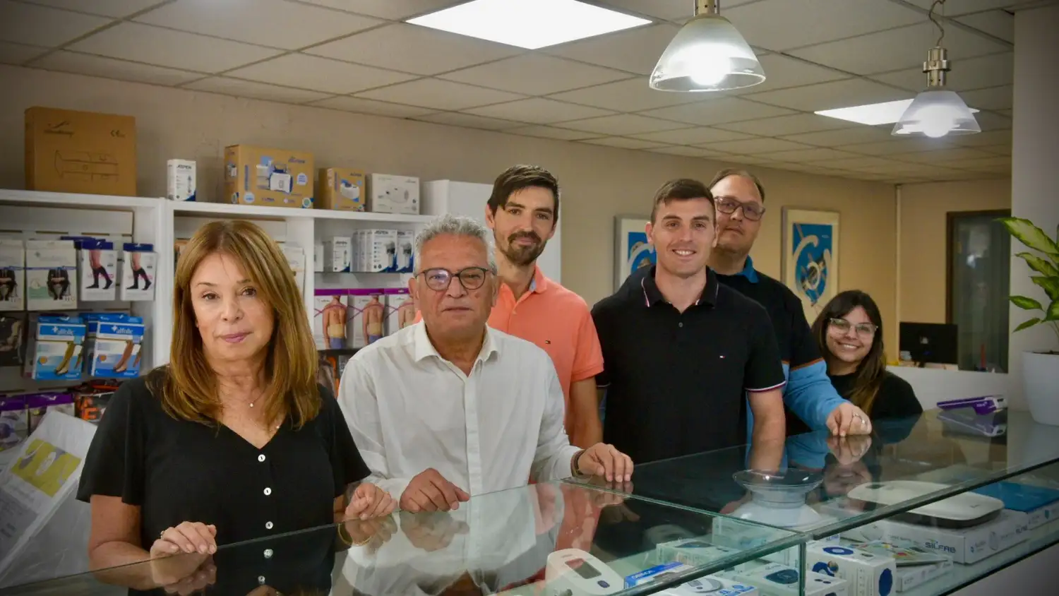 El equipo de Distribuidora Médica festeja sus 50 años.