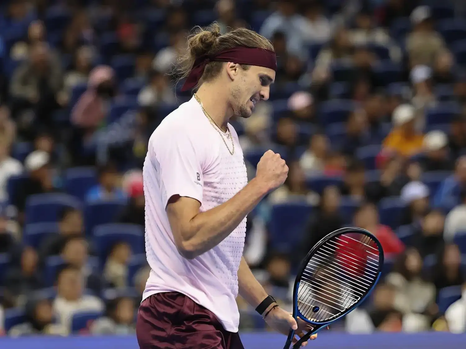 Zverev avanzó a cuartos de Shanghái y se encamina al número uno del mundo